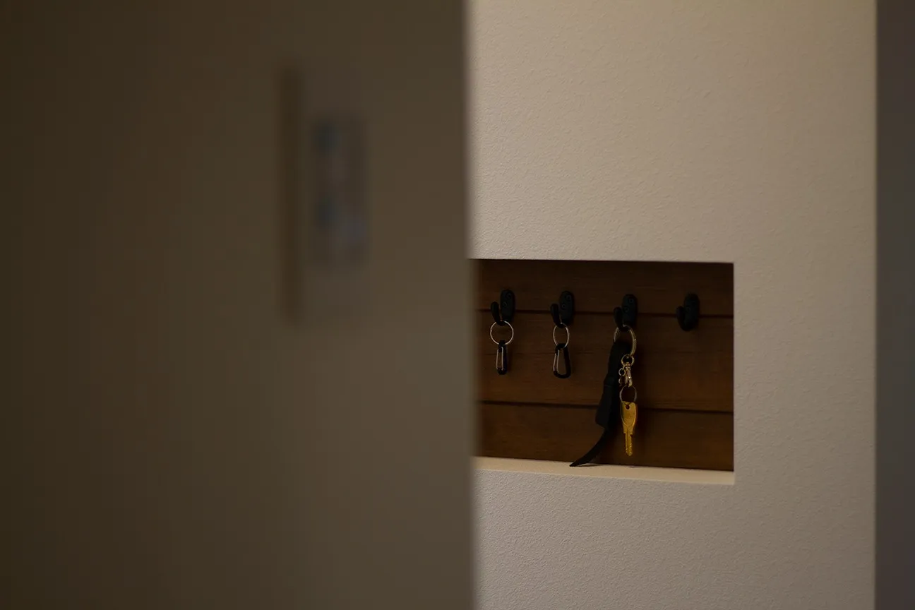 家族専用玄関から室内へ入るところに鍵を引掛けられるようニッチを。習慣づけることで鍵の行方不明防止に。